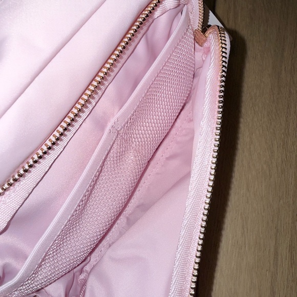 NWT Lululemon Everywhere Crossbody Bag 2L L Monogram Metallic Blissful Pink/Gold - Picture 9 of 13